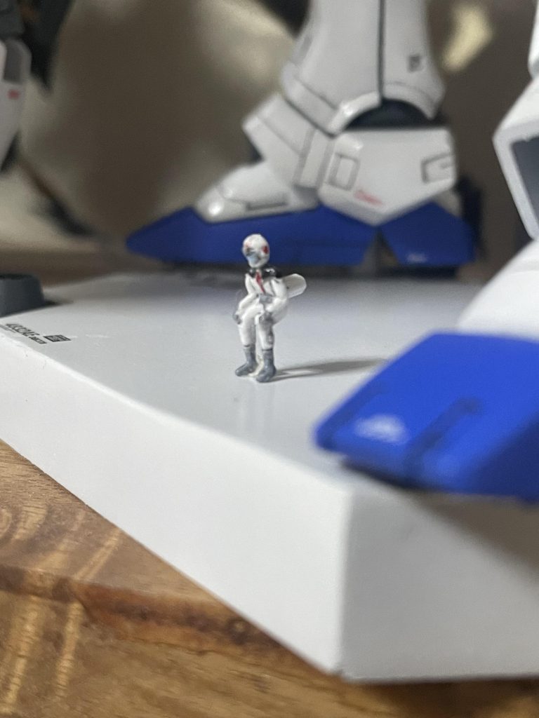 【追記】紛失したと思われたウラキ少尉を机の下で発見しました。どうせ前述の通りコクピットに乗れないので、足元で空気椅子させときます。