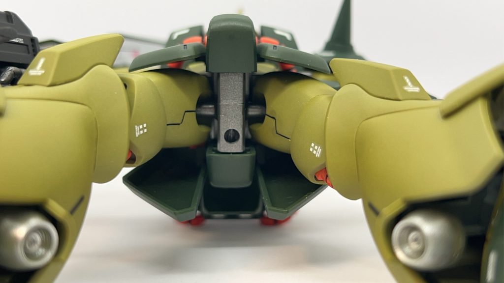 3mm穴は背中側に寄せて開けました。