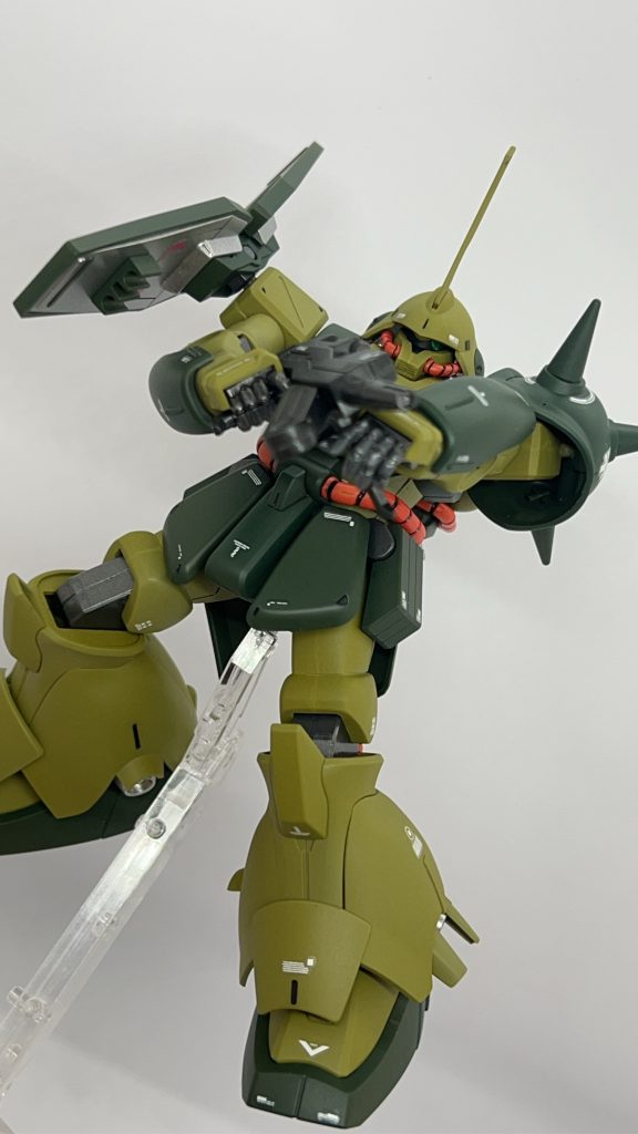 この構えのための左手です。