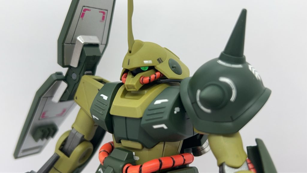 ほんの少しだけモノアイを中心に寄せたかった。