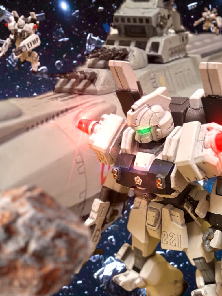 MS用宇宙空母”サクラ”を取り囲むように、白黒の機体、キャバルリーを3機を展開させる。『ねぇ~、戦闘にならないよねぇ?』アンナがおどけながらも、どこか不安げな声をあげる。「堂々と構えていろ。カイル曹長が不安がる。」 ヘントがたしなめる。『自分は、問題ありません。いつでも覚悟ができています。』「そうか、それは頼もしいな。」『や~ん、カッコいぃ~。』悪ノリして、アンナが茶化す。『お姉さんのこと、守ってねっ?カイルくんっ。』『映像を見ました。武装は、ヒート系の……でしょうか。』カイルは、アンナを無視してヘントに質問した。『ちょっと、無視しないでくんない!?』アンナが抗議するが、ヘントも同じく聞き流す。「いや、あの威力は、ビーム兵器に見える。どういう技術かは分からないが、超高圧縮されれば、ああいう風になりそうな気もするな……。」 カイルの言う、映像とは、”辻斬り”の被害を受けたエゥーゴの艦から送られてきたものだ。生き残りがいたらしく、救難信号と共に、発信されている。とりあえず、その発信源に向かっている。 アンナの言うように、敵機は文字通り”辻斬り”だった。 サムライのような刀を持ち、旧世紀の、それも、ようやく機械戦闘が始まったばかりの大昔、相当古い時代の軍服のような、ふざけたデザインの機体だった。 カイルとヘントが言うのは、その”サムライサーベル”のことだ。カイルが言うように、どう見ても実体剣なのだが、映像では戦艦の装甲を軽々と引き裂いている。「どちらにしろ、接近させないようにするしかない。リミッターは解除しておけ。」 通常、EFMPは敵機と戦闘行為になった場合、敵機を捕縛する。原則、パイロットを殺傷しないようにするのだが、今回は緊急の対応だ。ブライトマンからも、場合によっては敵パイロットの殺傷もやむかたなしとの判断が下った。 映像を見たが、凄まじい機動だった。おまけに、人間のようななめらかな動きだった。見たことのない機体だが、かなりの高性能機だ。