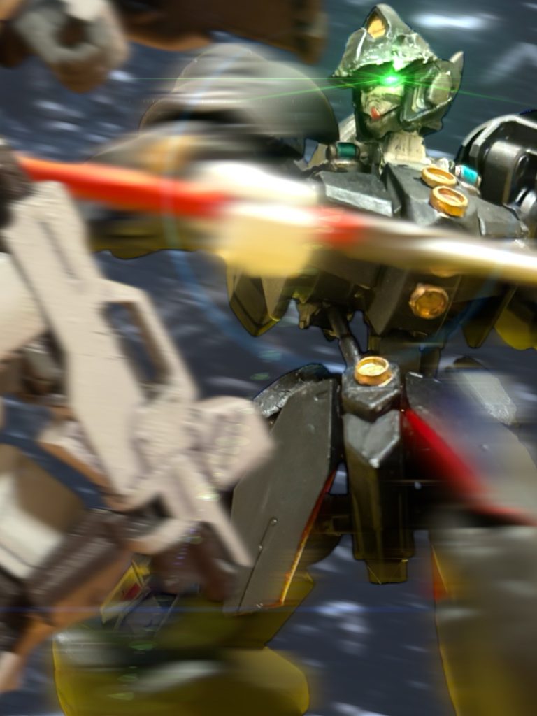 獣のような、獰猛な見た目の機体だった。 パワーもある。 ガンダムタイプの機体をベースにしているキャバルリーも、それなりのパワーがあるはずだが、押し切られそうな勢いがある。「こいつ……っ!」ヘントは、スロットルペダルを思い切り踏み込む。この先の、新サイド5には、今、