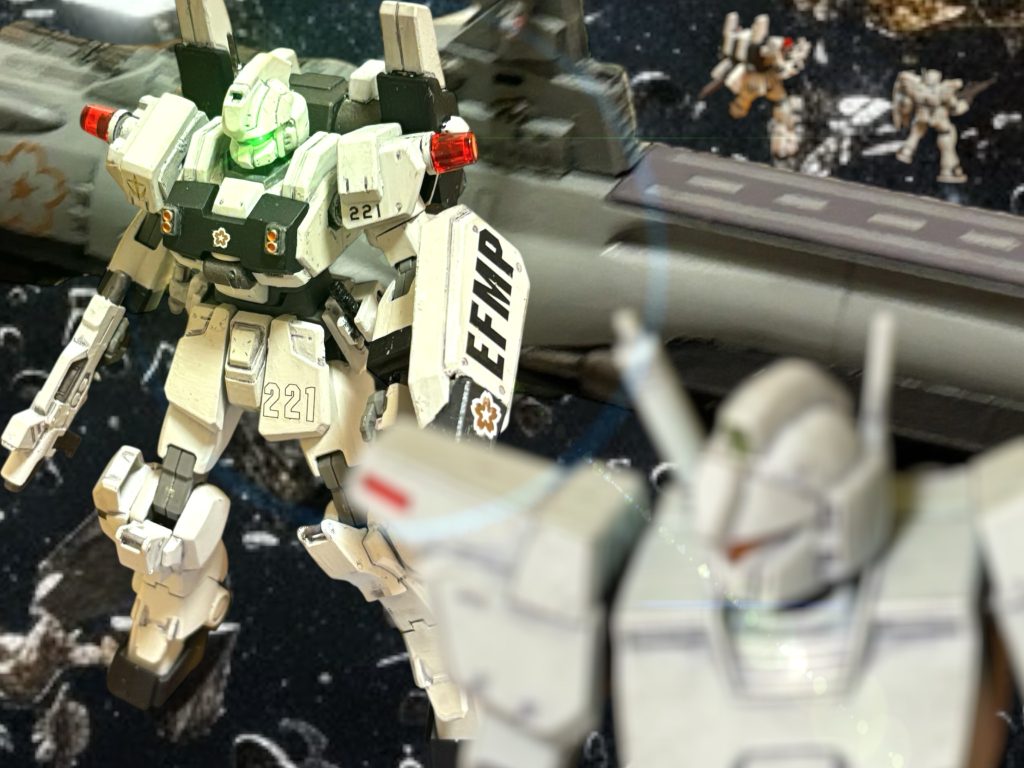 敵機に警戒しながら、救難信号の出されていた宙域に向かったが、艦とMSの残骸が漂うだけで、生存者はいなかった。どうやら、エゥーゴの回収部隊が去った後らしい。 ティターンズと、エゥーゴ。 あの黒い機体は、そのどちらとも違っているように思えた。 ヘントには、奇妙な殺気が、いまだに宙域に漂っているように感じられた。~~~~~~~~~~~~~~~
