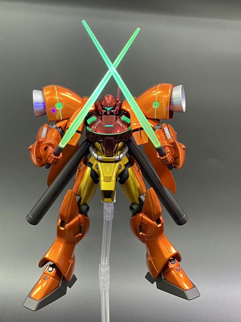 ビームサーベル発光!元々イエローのクリアパーツだったので、ガイアのラッカー蛍光イエローで塗装したけど、ほぼグリーンですねコレ。