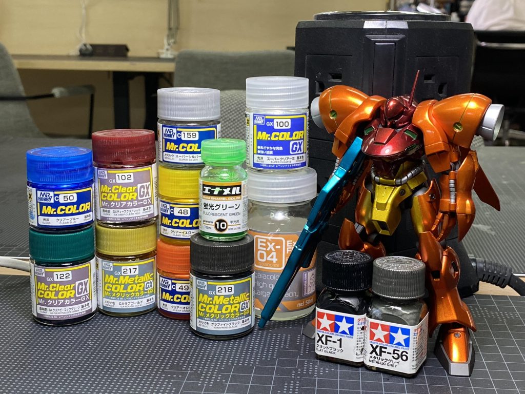 使用塗料はこんな感じ。仕上げはフレーム系をつや消し、装甲は光沢にしてメリハリをつけてみました。しかしスーパークリアーⅢの光沢たるや。他のパーツが映り込むほどピカテカです笑次の投稿はRGの試作1号機(FBではない)かレジェンドBBの騎士ガンダムの予定。その前に別途、むせ散らかしスコープドッグ制作中なので合わせて投稿しようと思います。次回を待て!