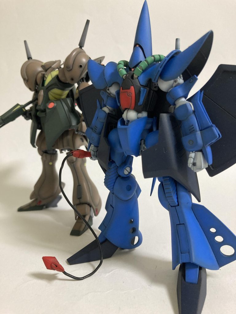 あまり隣に並べる機体が思いつかないので、適当にガブスレイ…
