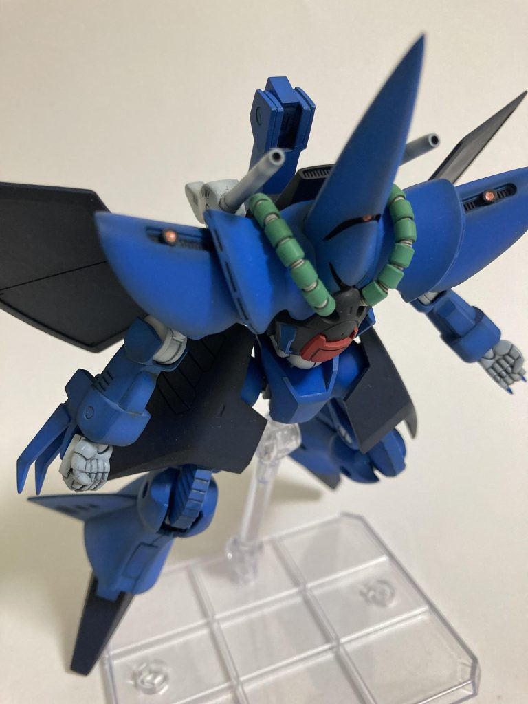 背中のランチャーはキットのままだと動かないので、角度を付けれるように改修しました劇中ではMS形態でも結構使ってますね
