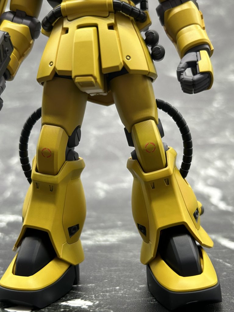 クレオスの機体内部色をメインのイエローとして使用しました肉眼で見ると黄色部分が少し明るかったり暗かったりと部分的に褪色したような雰囲気なのですが(怪我の功名)、写真だと分かりづらいです... また頭部と膝にデカールを貼っています模擬戦とかでも使用されていそうなのでこういった目印のようなものがあってもいいかと思いました