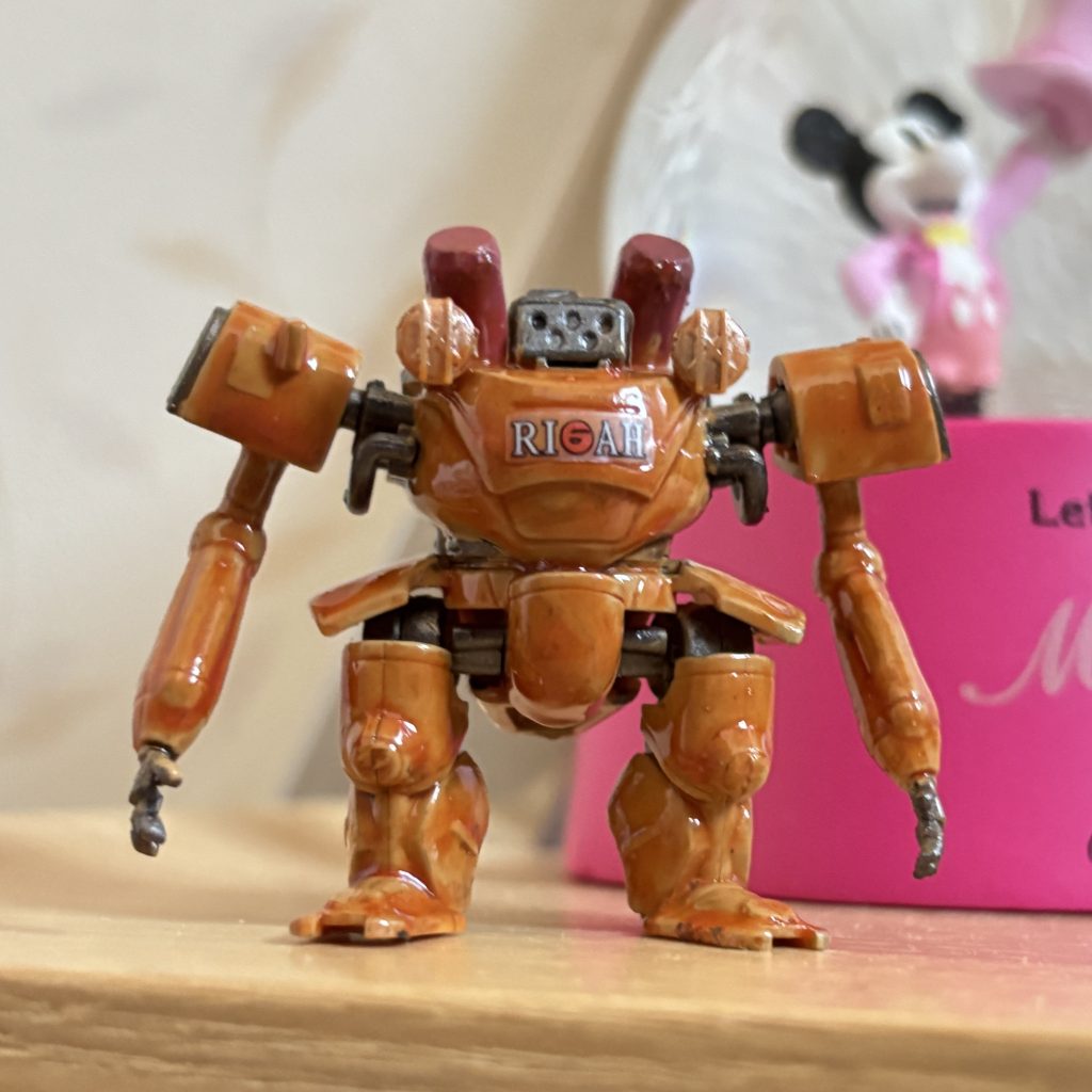 新サイド5(旧サイド6)なので、リーア軍……ドラケンE、出してみました。0087に、まだあるんですかね、リーア軍笑しかももうサイド5なのに、思い切り「6」て……笑塗装は、セールカラーの上からクリアーオレンジを塗ってみました。それっぽくなったかな、とは思います。第1部で活躍した兵隊を使いたかったのですが、がんばって塗ったのにどこかになくしてしまい、過去に撮った写真を使いました。