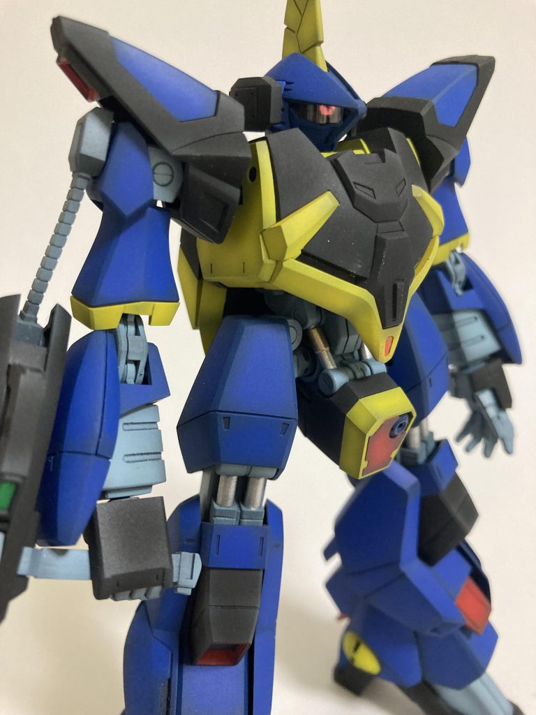 敵の宇宙人が人類の兵器をマネして作ったメカってくらい既存のMSとは違う雰囲気…