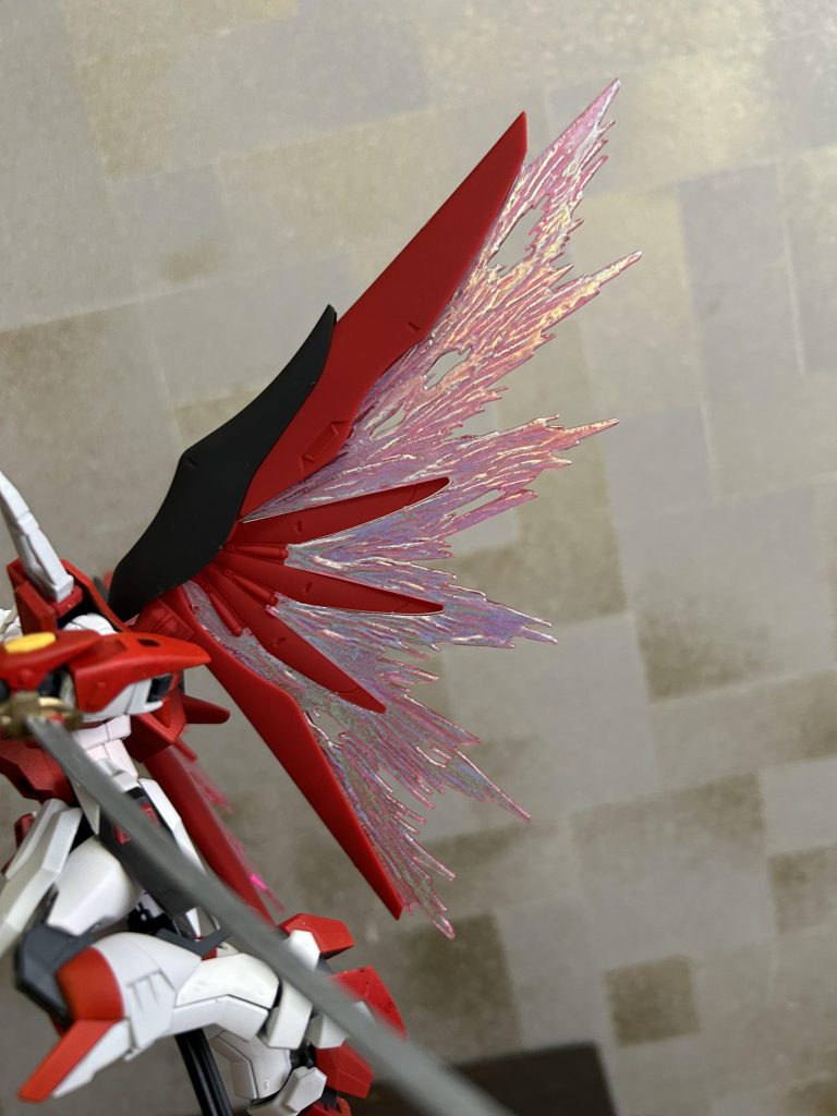表面をガンダムマーカーEX月光蝶で塗装した光の翼が綺麗に仕上がって嬉しい