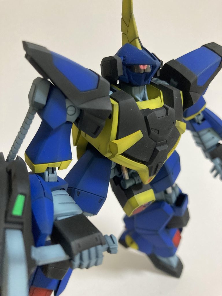 Hアイズの後ろにホイルシールを貼ってあるため、かなり光を拾って発光しているように見えます