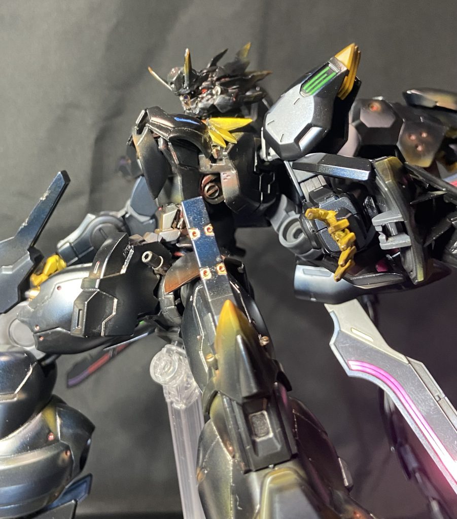 作る上で一番大変だったのは顔ですね。作ってる途中なにやってんだろ?って我に返りそうでした笑邪念に負けずよくやったと思います😅顔もほとんど水星の魔女キットを切り貼り、削ったりで作ってます。胸のところはダリルバルデの頭の輪っかを切って貼り付けてます。