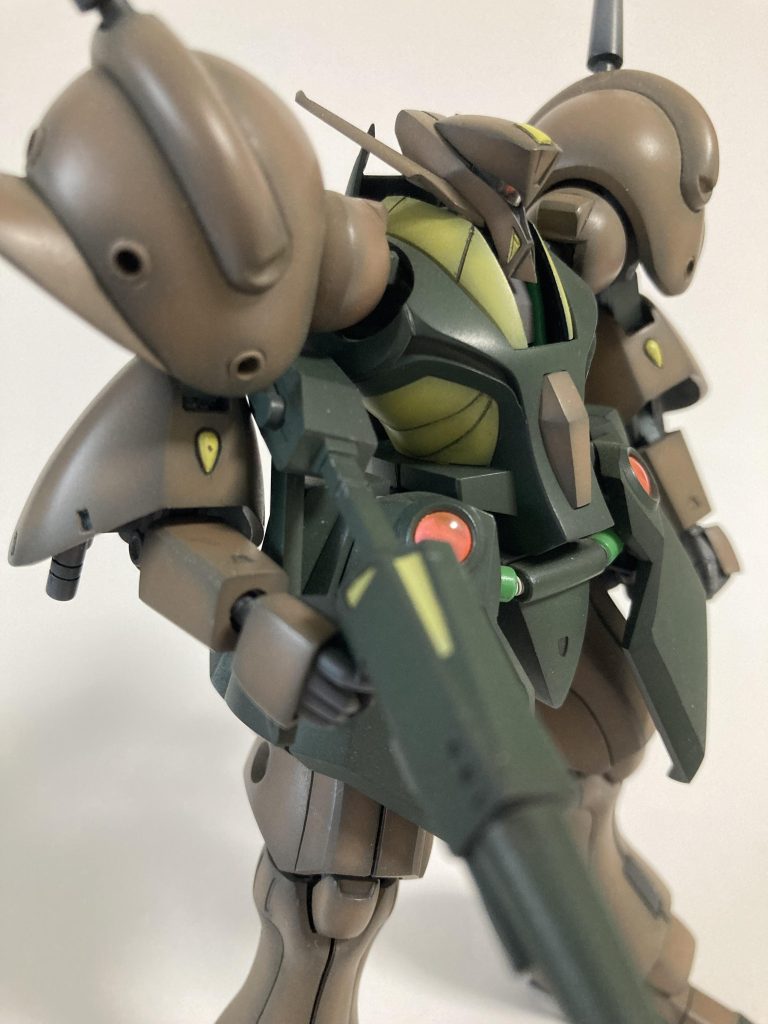 写りにくいですが、透明モノアイカバーを自作肩アーマーの●は開口してメタルパーツを埋め込みました