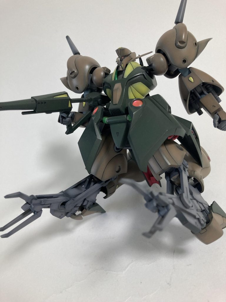 最強形態とも言える脚だけ変形インストの指示通りにやると足の甲パーツを外すのですが、ウソくさいので外しません