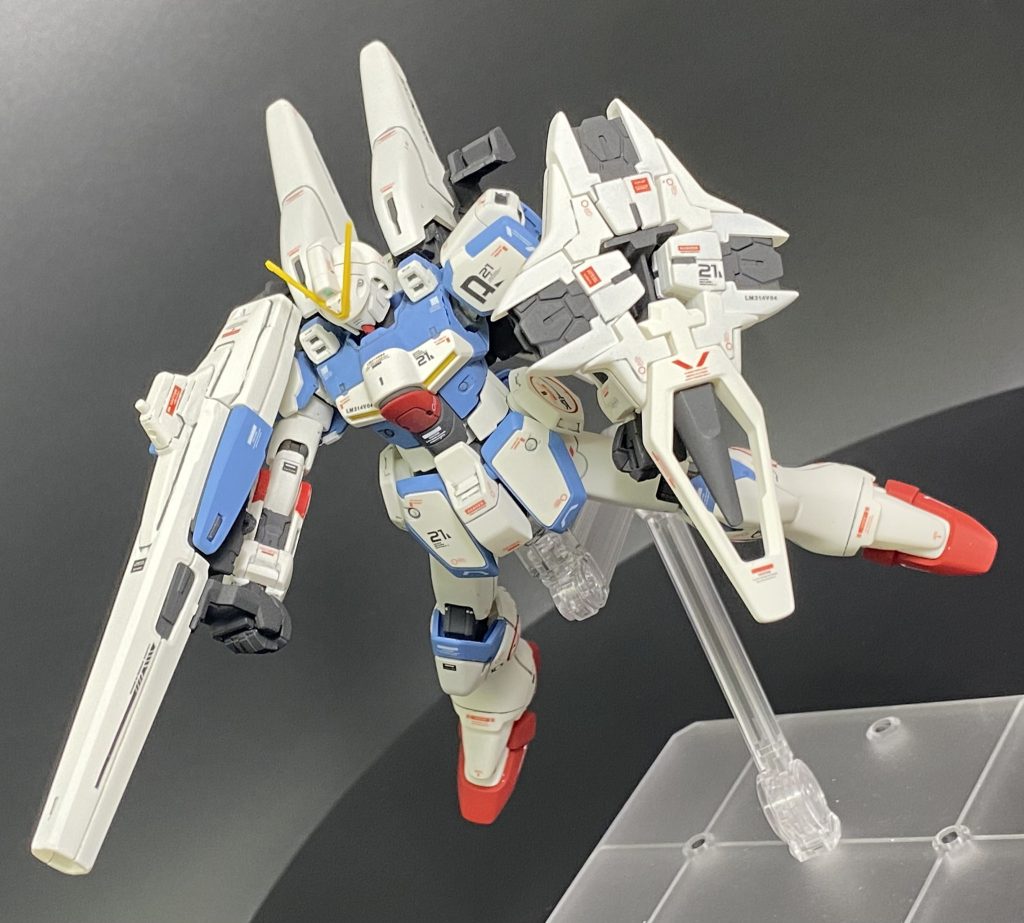 メガビームキャノン&ミノフスキーシールドに持ち替え。撮影用にガシガシ動かしてたら塗装剥げまくり。意図せずウェザリングっぽくなった…