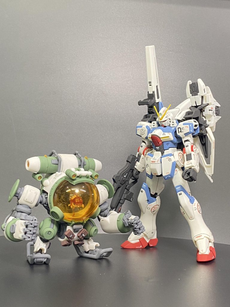 セカンドVの前に組んだ中華製のプラモと記念撮影。ポーチの金属部分もエナメルで塗り分け頑張った。これだけでディテールが増して良き。次の作品はキャンディ塗装に挑戦！ギラギラのピカテカに仕上がっております。次回を待て！