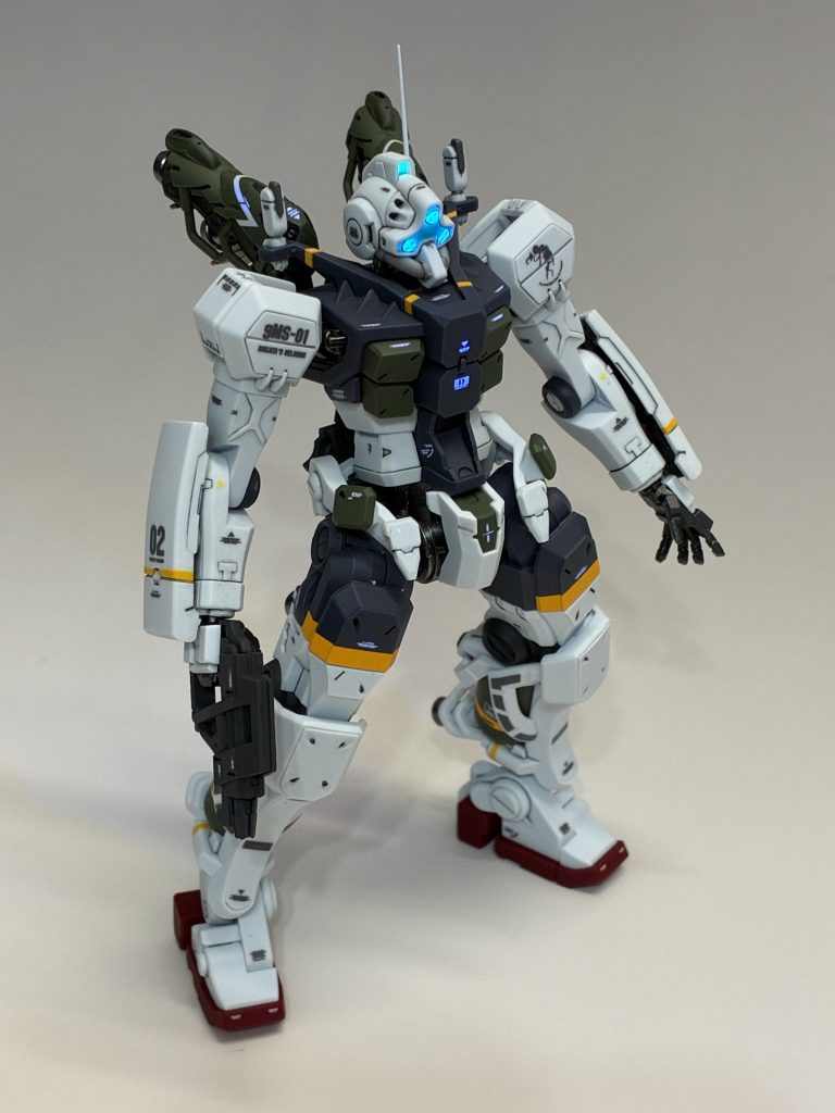 塗装は黄色のラインや内部フレームのメタリック、トライアイの蛍光色くらいにとどめ、ほぼ成形色です。それでも、合わせ目処理と後ハメ加工はやりましたので、成形色仕上げのいい練習になりました。