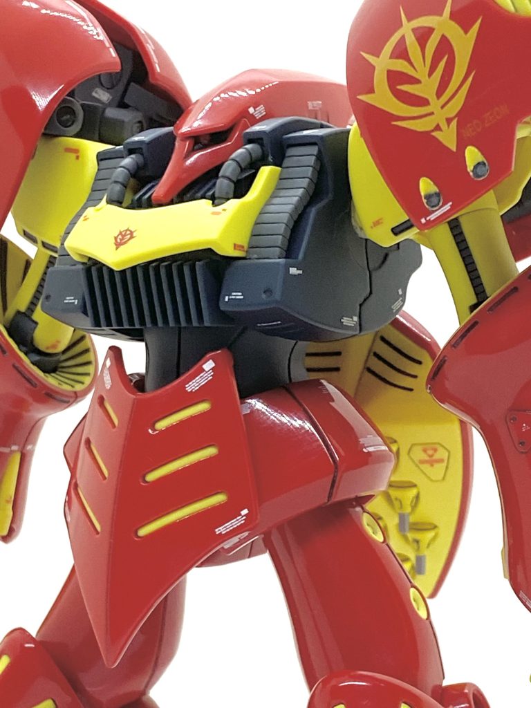 キュベレイの旧HGのは合わせ目が目立つ所にあるので艶消しにして作ったのですが、リバイブ版はパーツ分割が大変優秀なので曲面がメインの機体は光沢が似合いますから赤の部分は光沢にし、その他の箇所は艶消しにしてメリハリを付ける事にしました。キュベレイMk-IIはキットのままでも赤の箇所は光沢でかなりピカピカしているのですが・・・アンダーゲートではないですから結局はヤスリ掛けするしかないのです。まずはいつも通りに全部のパーツを800番程度までヤスリ掛けすると赤の部分だけ1500番までヤスリ掛けしました・・・腕だけに合わせ目があるので0.3mmのダンモで段落ちモールドにしています。後は踵、肩、上半身の一部なども0.3mmのダンモで段落ちモールドにしました。