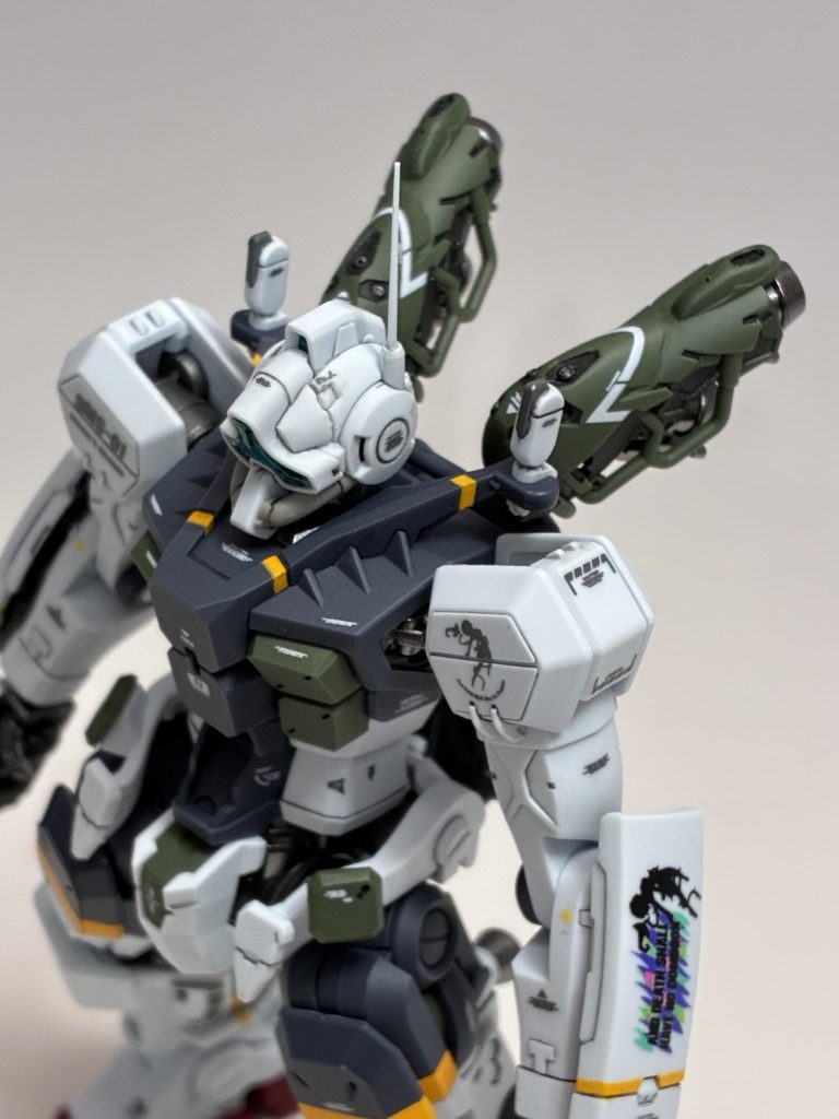 バックパックも含め、グリーンのパーツも全て成形色で合わせ目処理をしたままで無塗装です。