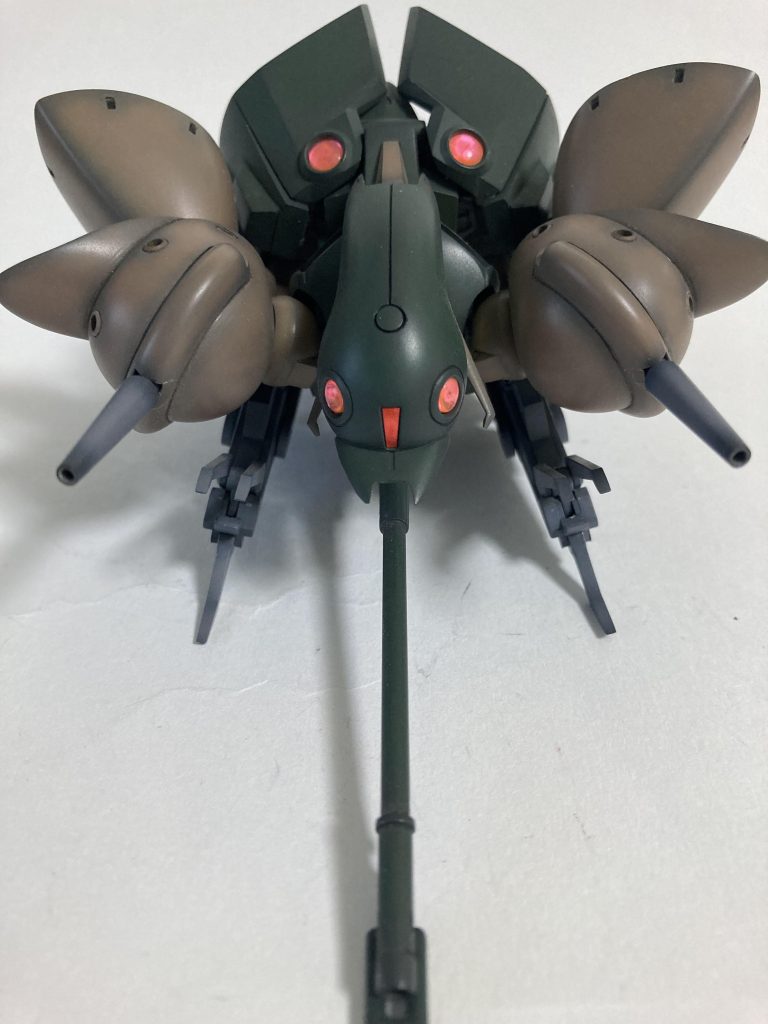 今更ですが、目のような○の部分はHアイズナウシカの蟲をイメージしています(攻撃色で真っ赤…)腰のはメガ粒子砲なのでレンズ状のパーツは辻褄か合わないのですが、イメージ優先