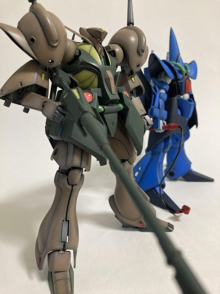 ハンブラビと比べて、かなり複雑な変形しますね塗装完成品を変形させるのはヒヤヒヤします…たぶんもう二度と変形させません…