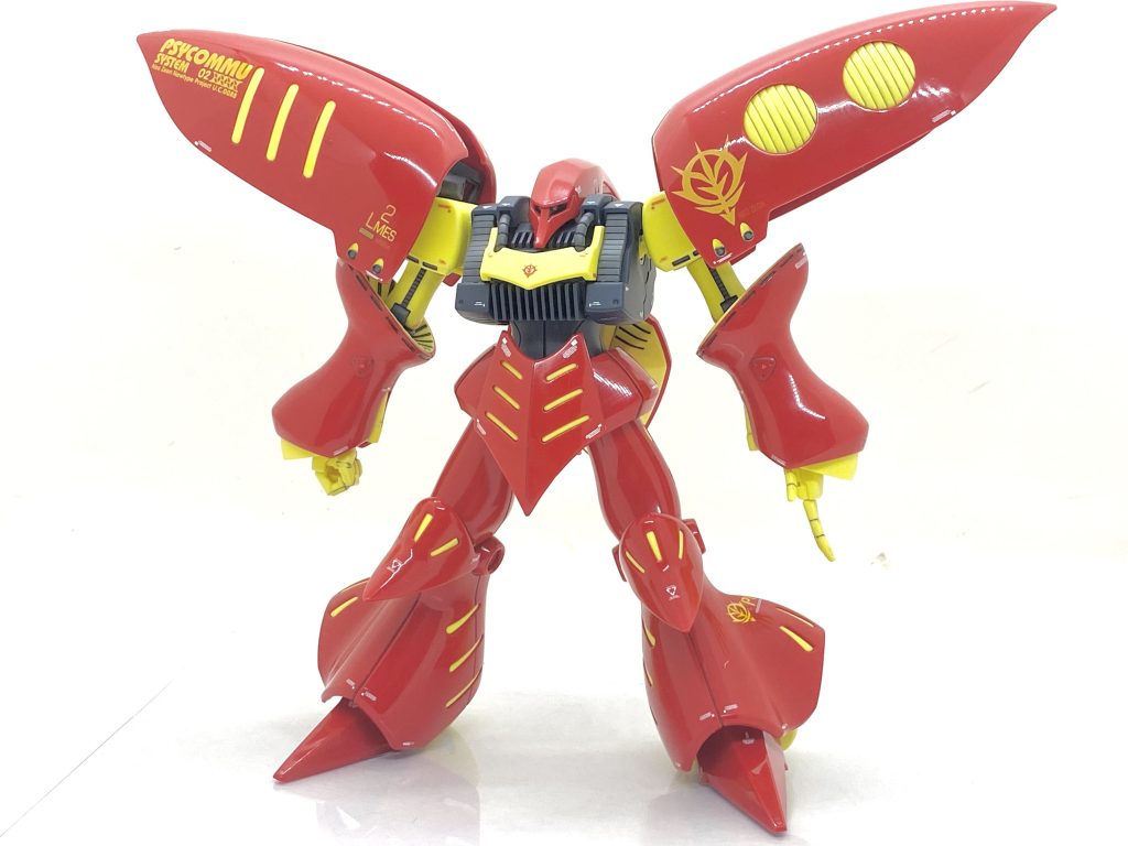 HGUC プレバン AMX-004-3 キュベレイMk-II(プルツー専用機)を成形色仕上げ+αで作ってみました。約4ヶ月ぶりの投稿になります・・・今年の初めから減量をしていて半年で15キロ落としたのですがその後、食事制限でも長時間の運動でも全く体重が落ちなくなり体調を崩しました。その影響でオラザクも諦めざるを得ませんでした・・・7、8月は模型作れる状態ではありませんでしたから。しかし、夏休み明けから食事の量を少しづつ戻したら体重はやや落ちなくなりましたが飢餓感がだいぶ消えて、やっと模型を作れる状態になり、来年の展示会はガンダムZZの作品に統一したいのでまずはキュベレイMk-II(プルツー専用機)を時間掛けて製作する事にしました。