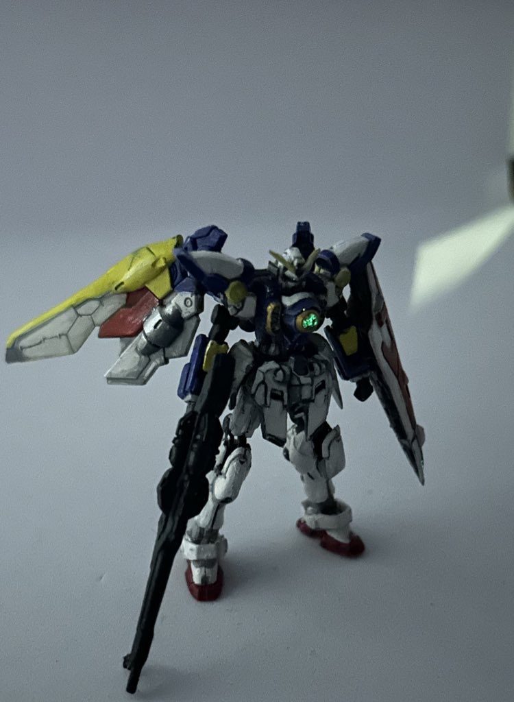 1部蓄光パウダーを練りこんだ塗料を塗り、その上からレジンでコーティングしているのでブラックライトを当てた後、薄暗い所に置くと光ります💡光り方がムラになってるのだけ失敗😭