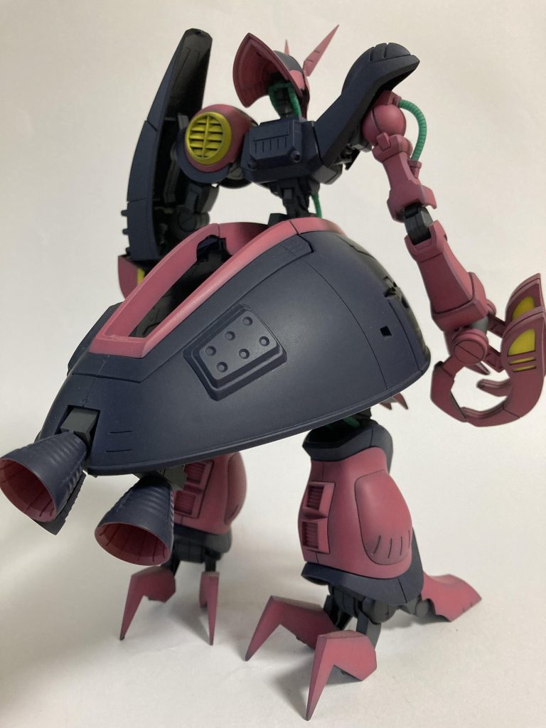 後方に延びる腰アーマーは、棚を非常に圧迫します飾りにくい...