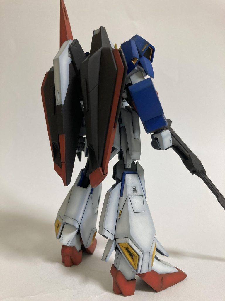 背中のフライングアーマーは後ハメ加工や塗り分けが意外と大変…