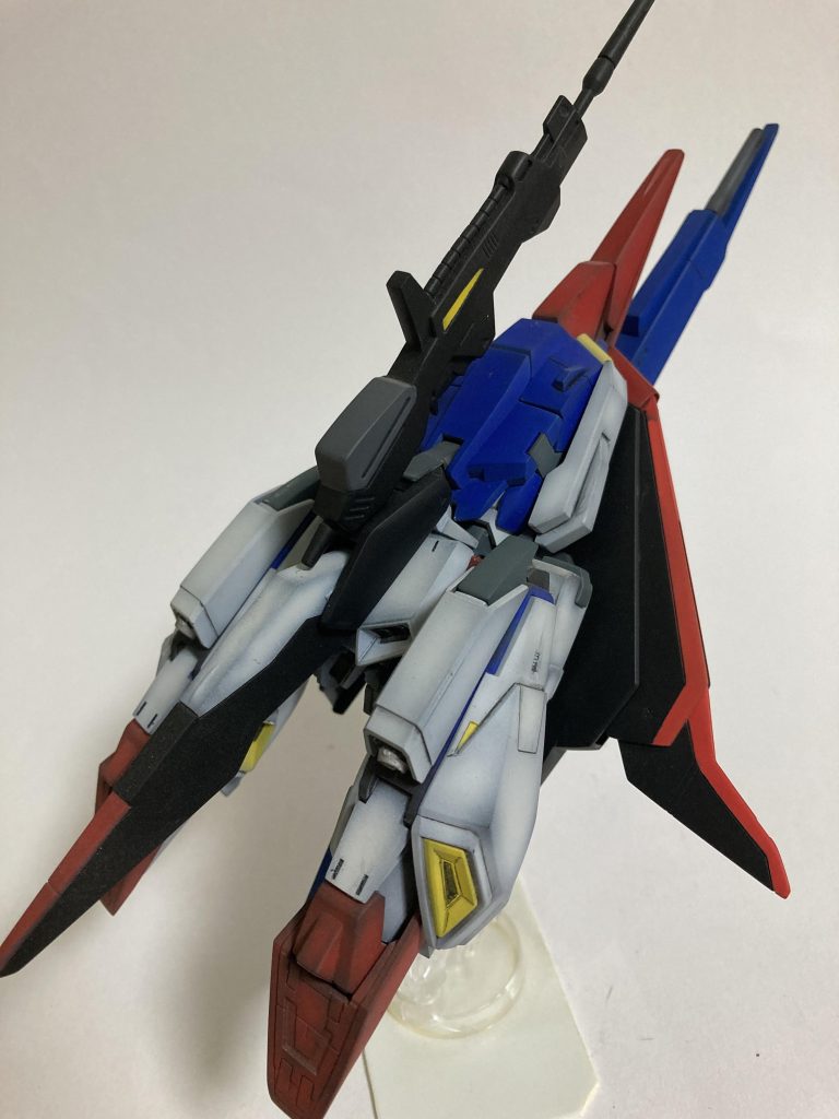 腕が胴体に収納されているように見せるため、完成後に再加工し、詰め込みました