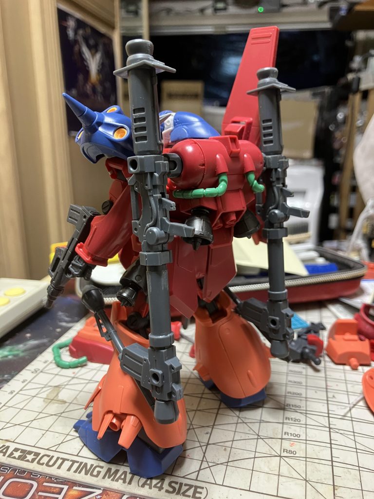 ↑塗装前。と、いうわけでGQケンプファーでした〜まるいるかサンがジオンのアレックスを作るというので対抗して連邦のケンプファーを作ってみました。当初はケンプファーのパーツをガッツリ使う予定でしたが、ケンプファーはジオン製なので説得力を持たせる為にケンプファーのパーツは最小限にしてジオンっぽい連邦の機体マラサイを使用してそれっぽく作りました。作ってる途中はどーみてもマラサイやんコレ😅でしたが塗装するとパチモン臭ケンプファーにwんじゃマラサイのプロトタイプって事にするかーと設定を付け足しました。 中の人はまるいるかサンのアレックスにマリオン・ウェルチ(cv林原めぐみ)が乗るので、対抗してマット・ヒーリィ(cv辻谷耕史)にして本家ポケ戦をオマージュしてみました。(ケンプファーならミーシャじゃないのか?というお叱りはごもっともですが中の人繋がりで良い連邦パイロットがいなかったので已む無しです😇)