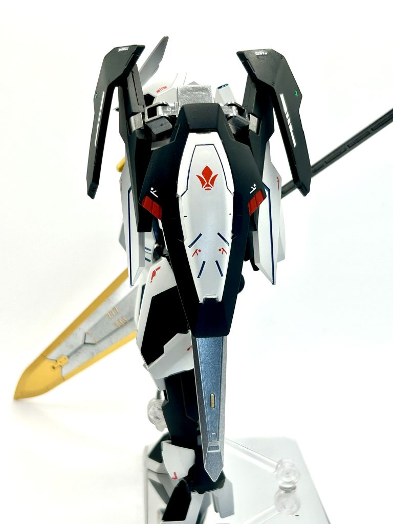 サイド。左肩はレギンレイズジュリアのリアアーマーを盾に見立て、AGE2のウイング、グリムゲルデのサイドアーマーで大型化、プラ板で作った基部に付けています。先端にはバインダーガンのソードを付けてルプスレクスのテールソードみたいな武装を妄想しています。
