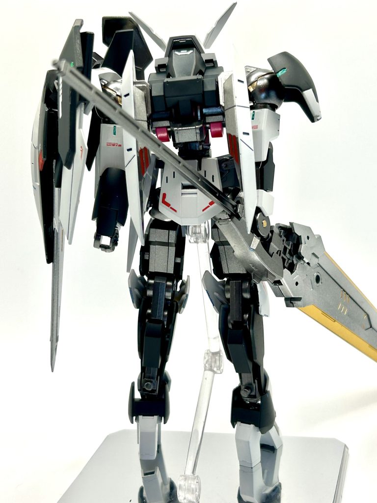 背面。 大型ソードはレギンレイズの武装と合わせて、持ちやすくしています。