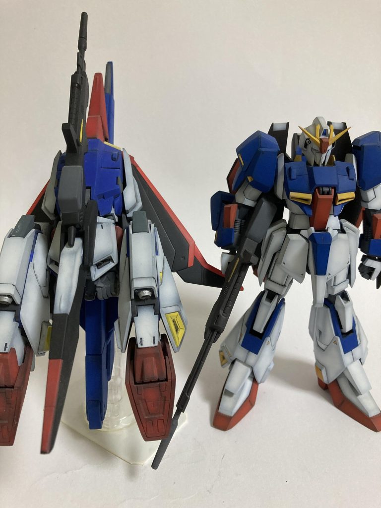 Zは腹がスカスカですが、両脚にジェネレータを積んでいる設定なので理解できます。デルタプラスは腹はスカスカ、脚はフレーム剥き出し、バックパック無し。キミは何処にジェネレータ積んでるの?しかも単機で大気圏突入可能とか…