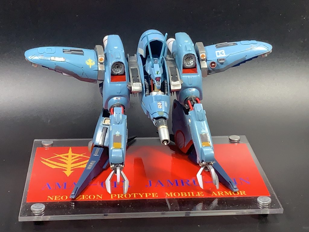 プラ板、プラ棒、流用パーツを使用し形状変化と共にスジボリとデカールで各所ディテールアップ、全体的にどっしりとした感じに仕上げてみました。ですので変形はしません。(zaku-kao4)