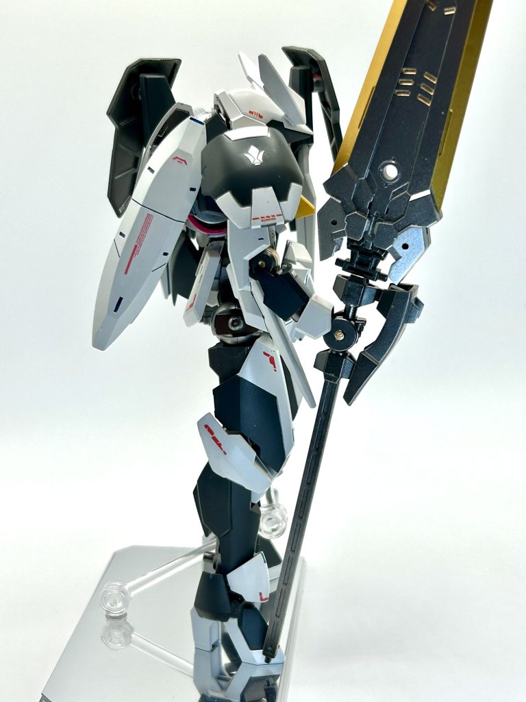 サイド。右肩はマンロディのサイドアーマーをショルダーシールドにして、30MMの大型ソードを武装として持たせています。