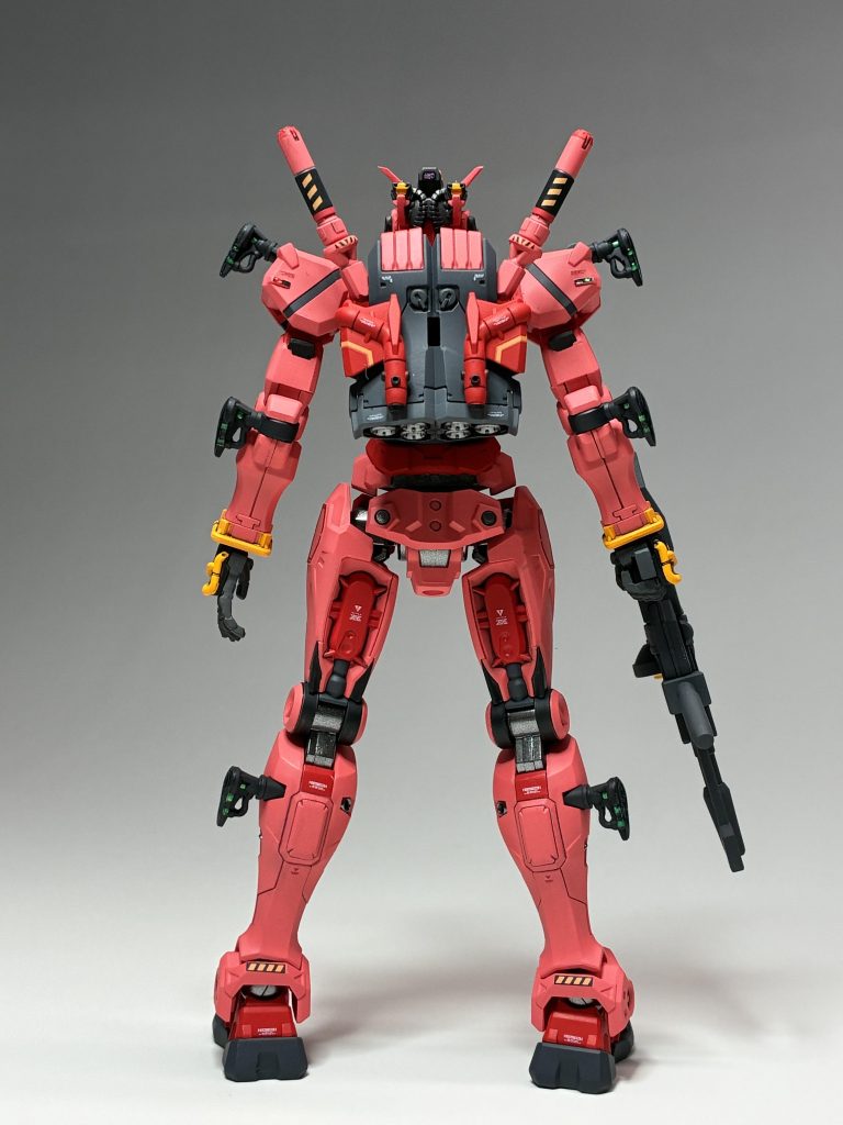 ピンク部分は、後で知りましたが、成形色には蛍光素材が練り込まれてるようで、ブラックライトに反応しました。とはいえ、もう少し赤くしたくて、調色して全塗装しましたが、最後のフラットクリアをかけた結果、白っぽくなり、ほぼ成形色と同じ色味になってしまいました。クリア掛かを想定して、もう少し赤くしてもよかったです。