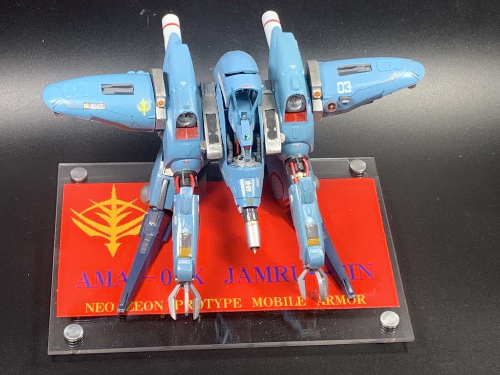 上からのショット。腕を長くした分メガ粒子砲も前に出してみたのですが、少々やりすぎたかも……(zaku-kao4)