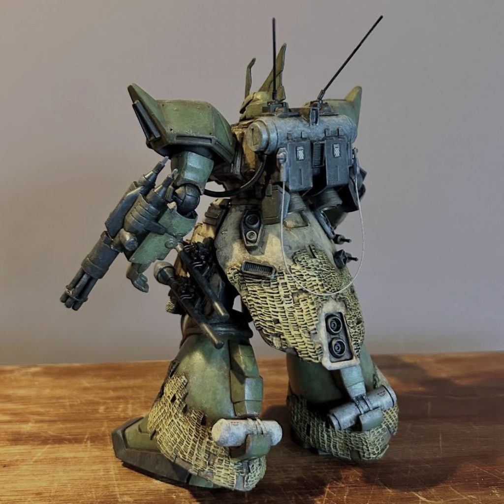 バックパックはハイザックな物をカットしてプラパイプと組み合わせて。追加の武装類もジャンクパーツなどいろいろ