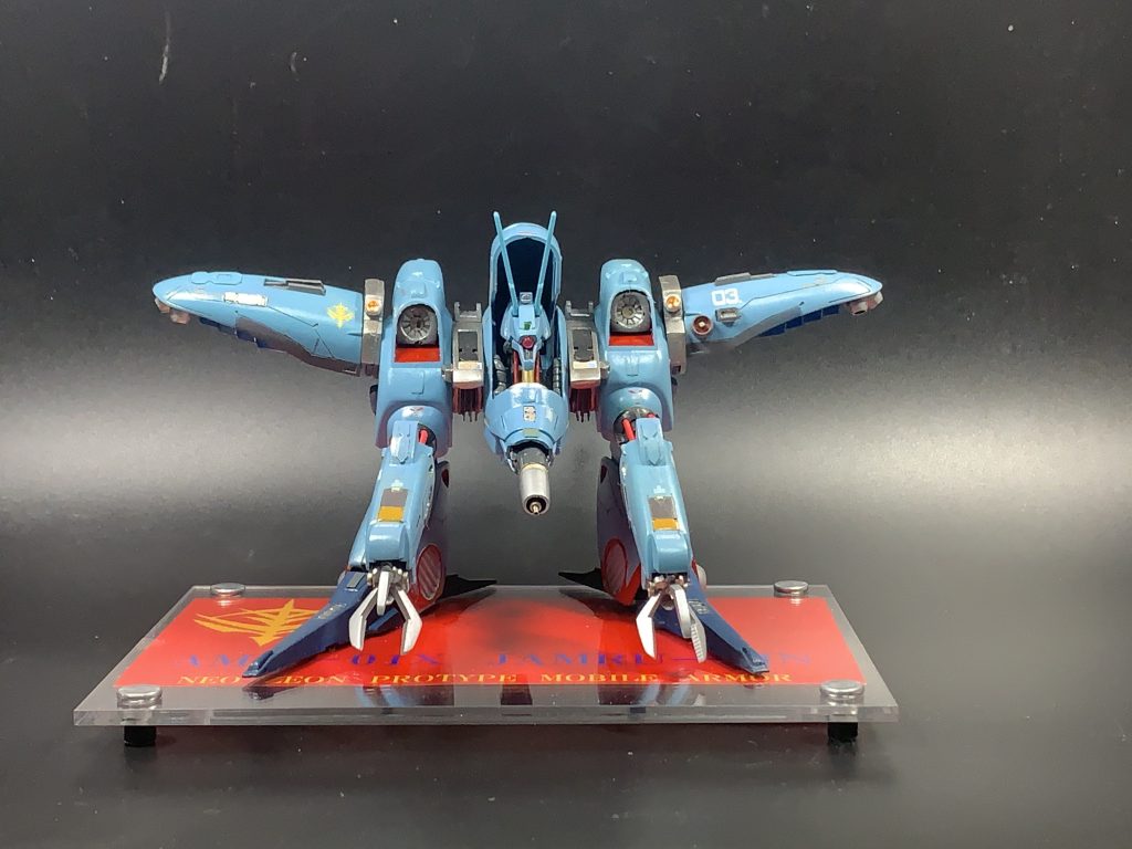 正面からのショット。胴体中央部の大型メガ粒子砲はビグザムの系譜との事です。まさかこんな形になるとはドズルも驚いているでしょう。(zaku-kao9)