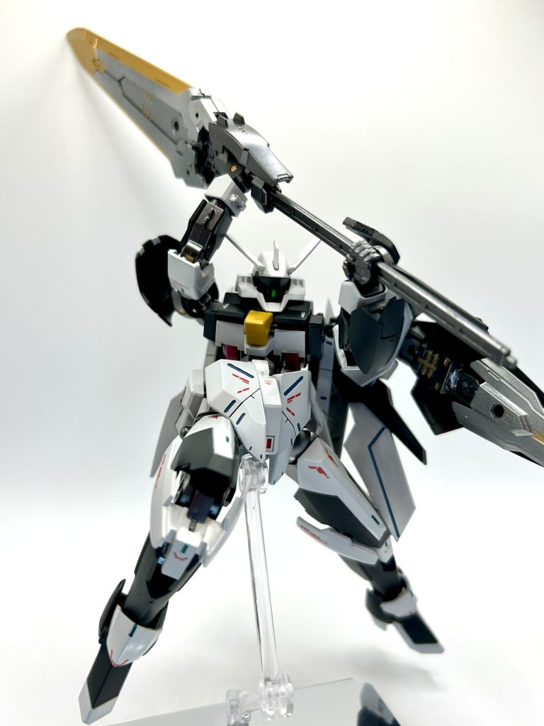 鉄血と言えば質量武器!という事で大型のソードメイスのような武装を持たせましたが、やっぱり大きな剣はかっこいい!!!正義!! 代わりに可動範囲と腕が垂れ下がるというデメリットはありますが、、、、