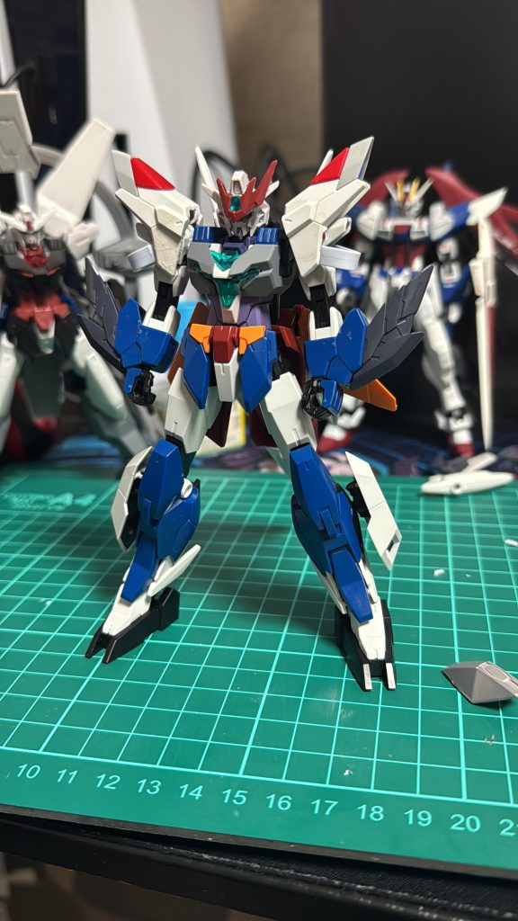 メルクワンそのまま流用してもなんかオリジナリティに欠けたのでバックパックはシールドに変更胴体もユーラヴェン系統のパーツに変更して肩にエクシアの粒子供給ケーブルを追加