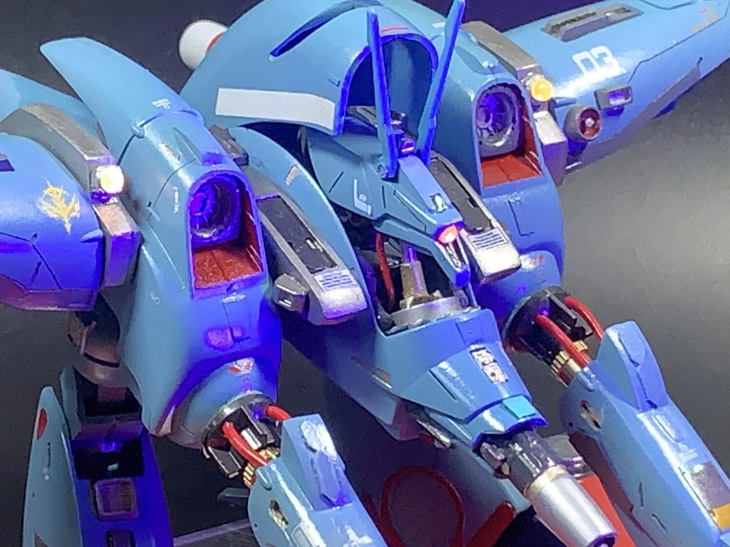 モノアイをUVライトで光らせてみました。ジオン系の機体の特徴であるモノアイは一種のアイデンティティを感じさせます。