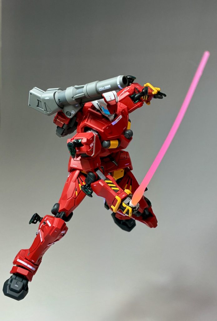 フェイスカメラとビームサーベルはブラックライトで発光します。今回は背景は変えず、通常の背景のままとしました。