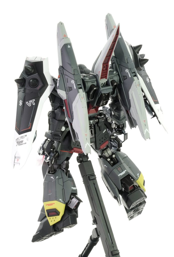 付属のデカールで個人的に思ったこと・メリット発色がとてもいい!手持ちのデカールと比べたら全然ちがう!ラインデカールがカッコいい(ドラムマガジン、肩など)・デメリット□とか〇が微妙にダサいコーションの文字が省略?デザインされていないので緻密さに欠けるなので、付属と手持ちのデカールを貼り付けています。今回も依頼者様の好みに合わせてデカール多めにて制作しております。
