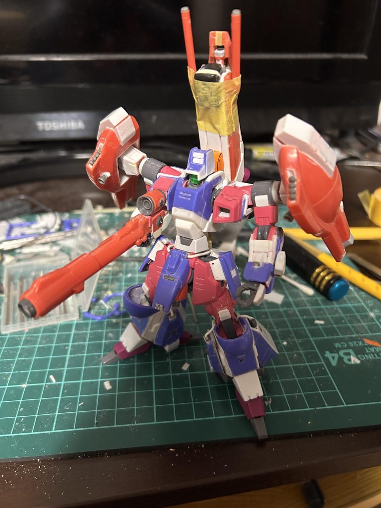 制作途中です。基本的にガザCにガザDの側を被せる形で製作しました。頭部形状は大分気に入らなくて何回か直しました。