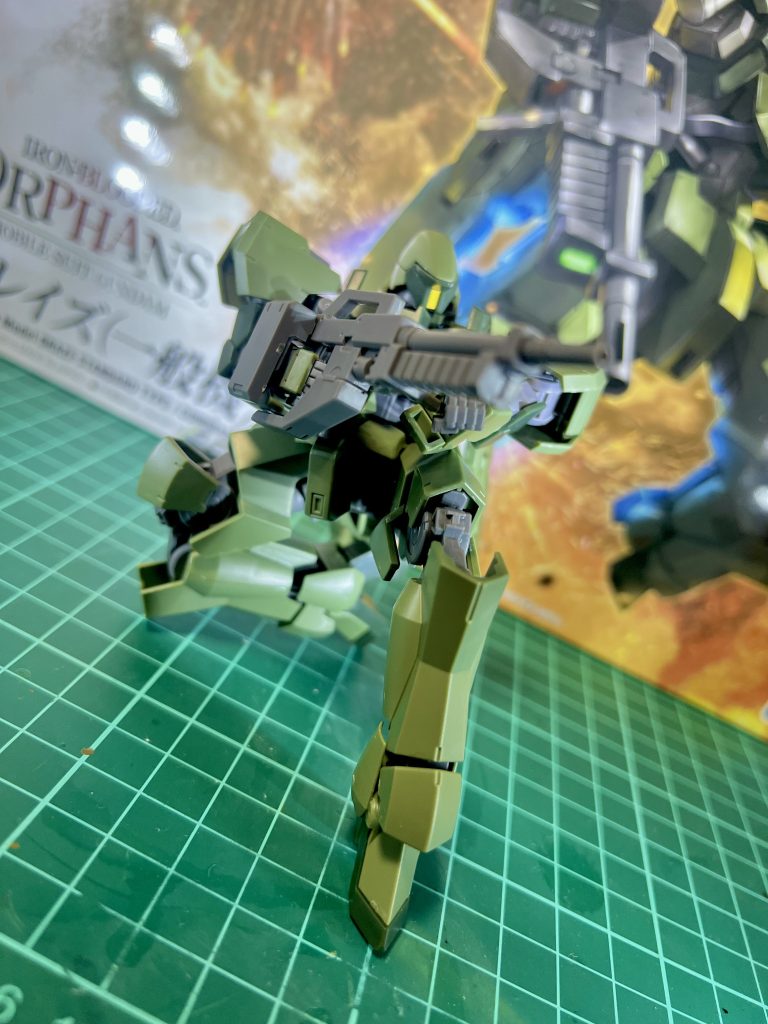 流石鉄血キット。恐ろしい程パーツが少なく組みやすい。ただポージングはその分取りずらいと思いました。