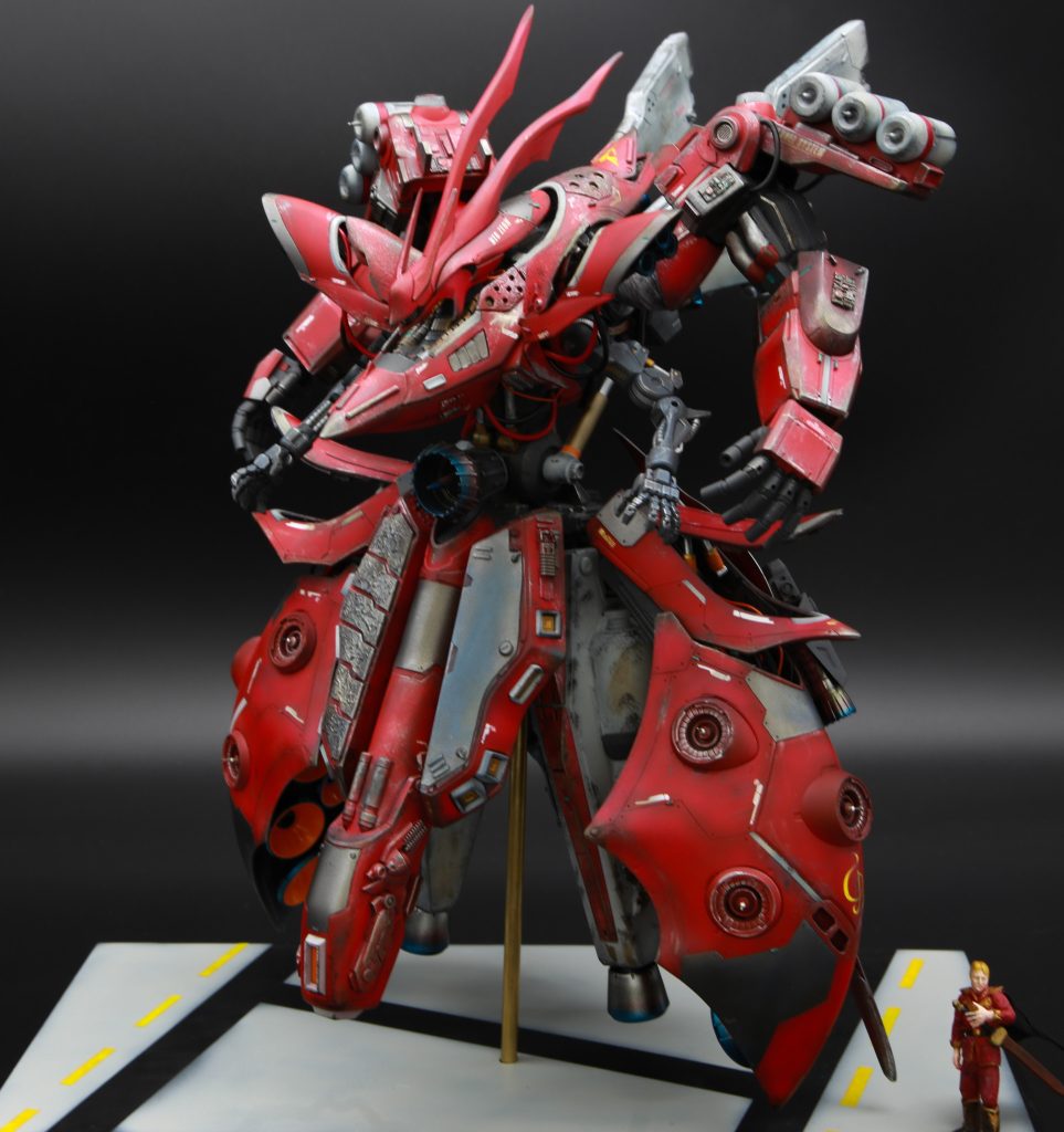 足？のタンクはプラ板で箱組みした後に色んなパーツ貼ってそれっぽく足元の赤いおじさんはタミヤのツナギ着たおじさんをバラバラにして総帥風に