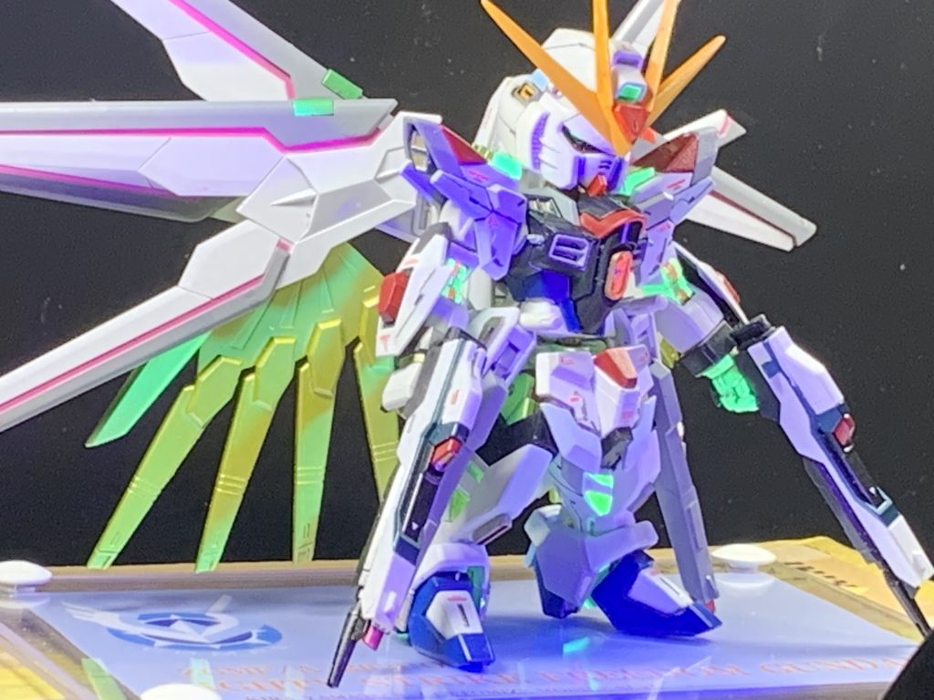 UVライトで光らせています。